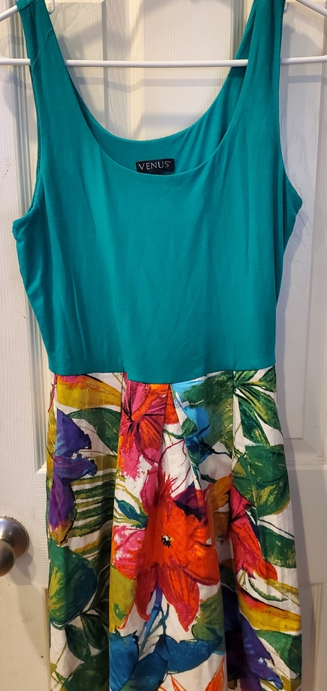VENUS SIZE 4 GREEN DRESS WITH FLORAL BOTTOM